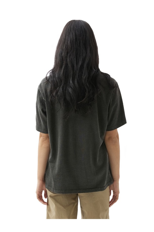 부드러운 면 소재의 오픈 카라 반팔 셔츠입니다. 피그먼트 염색 가공을 통해 빈티지한 색감을 살렸으며, 세탁할수록 자연스러운 멋을 더합니다. 스탠다드핏으로 편안하게 착용 가능하며, 2바늘 커버스티치 봉제와 목, 어깨 테이프 보강으로 내구성을 높였습니다.
