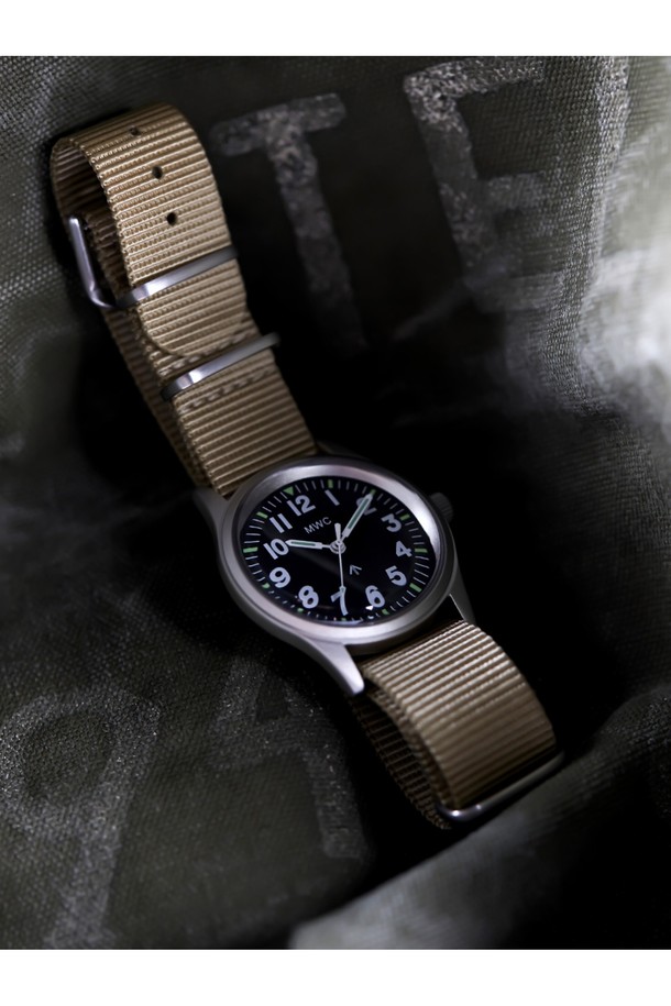 베트남전 당시 미군 시계의 영국군 버전인 실버X데저트 시계는 밀리터리 및 아웃도어 활동에 적합하며, 33mm 합금강 케이스와 18mm 나토 스트랩으로 제작되었습니다. 미요타 2036 쿼츠 무브먼트를 사용하고 3기압 방수 기능을 갖춘 이 남성용 시계는 플렉시글라스 크리스탈과 슈퍼 루미노바 야광 마커를 특징으로 합니다. 클래식한 밀리터리 스타일의 이 시계는 실버 색상의 케이스와 베이지 색상의 나토 스트랩이 조화를 이루며, 12시간제 다이얼과 스냅백 케이스 디자인을 갖추고 있습니다.
