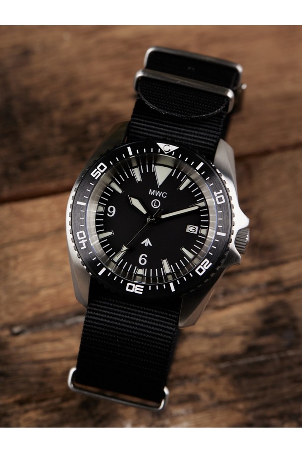 오토매틱 헤비듀티 KSK 다이버 30BAR는 남성을 위한 다이버 시계로, 스테인리스 스틸, 사파이어 크리스탈, 세라믹, 나토 스트랩 소재로 제작되었으며 실버 및 블랙 색상으로 제공됩니다. 48mm 케이스 직경에 30BAR(300m) 방수를 지원하며 NH35A 오토매틱 무브먼트를 탑재, 자동감김, 방수, 야광, 해킹 기능, 회전 베젤, 스크류다운 크라운, 크라운 가드 기능을 제공합니다. 밀리터리 및 스포티 스타일을 갖춘 이 시계는 다이빙, 수중 활동, 군사용으로 적합하며, 41시간 파워리저브, 반사방지 사파이어 크리스탈, 단방향 회전 베젤, 스크류백 케이스가 특징입니다.
