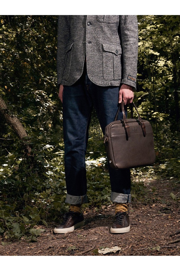 세련된 남성을 위한 폴더 브리프케이스 - 누아르 블랙입니다. 소가죽, 펠트, 면의 고급 소재 조합으로 제작되었으며, 라지 사이즈에 무지 패턴으로 심플함을 더했습니다. 내구성이 뛰어난 YKK Excella 프리미엄 지퍼와 버클, 다수의 수납공간, 태블릿/노트북 수납이 가능한 모듈형 시스템을 갖춰 실용성을 높였으며, 탈부착 가능한 패딩 어깨끈으로 편안한 착용감을 제공합니다.
