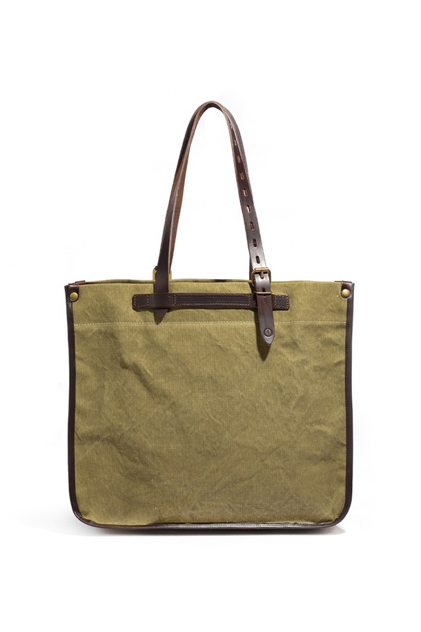 바자 토트백 스톤워시 캔버스 - 카키는 유기농 면 소재에 스톤워싱으로 빈티지한 매력을 더했으며, 남녀 모두에게 잘 어울리는 디자인입니다. 넉넉한 라지 사이즈(L 40 x H 35 x W 18cm)로 17인치 노트북 수납이 가능하고, 내부에 지퍼 포켓, 2개의 폴딩 포켓, 4개의 패치 포켓 등 다양한 수납공간을 제공하여 일상과 비즈니스 모두에 유용합니다. 튼튼한 캔버스와 소가죽 소재, YKK 지퍼, 황동 하드웨어를 사용한 핸드메이드 제품으로, 모듈형 시스템과 스트랩, 스냅버튼 및 지퍼형 잠금 방식으로 실용성을 더했습니다.
