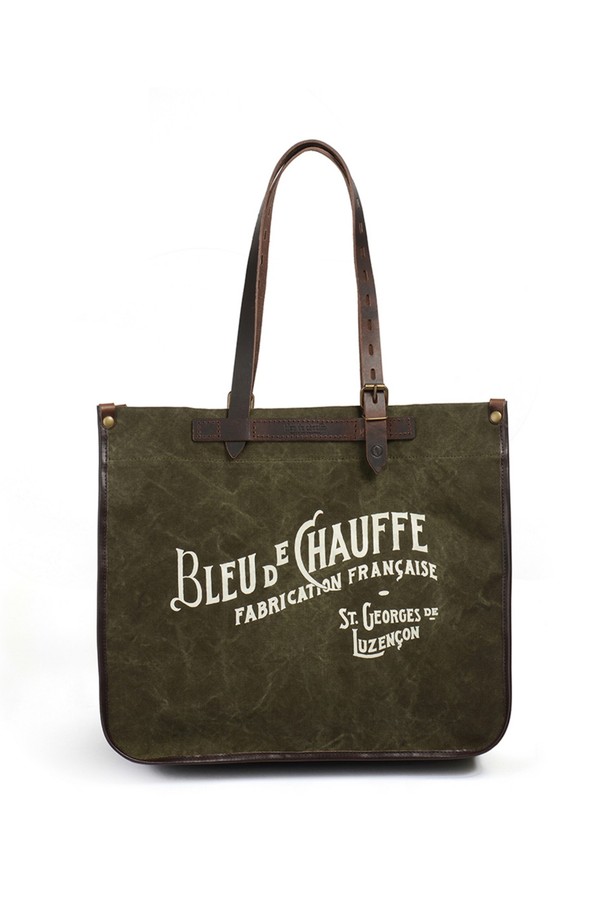 다크 카키 색상의 바자 토트백은 스톤워시 가공된 캔버스와 소가죽 소재로 제작되었으며, 남녀 모두에게 잘 어울립니다. 라지 사이즈의 사각 토트백은 내부에 지퍼 포켓이 있으며, 탈부착 가능한 모듈과 스냅 버튼 잠금 방식으로 디자인되었습니다. 노트북 수납이 가능하며 일상 및 비즈니스 용도로 활용하기 좋고, 내구성이 강한 소재와 고급 하드웨어를 사용하여 제작된 로고 패턴의 토트백입니다.
