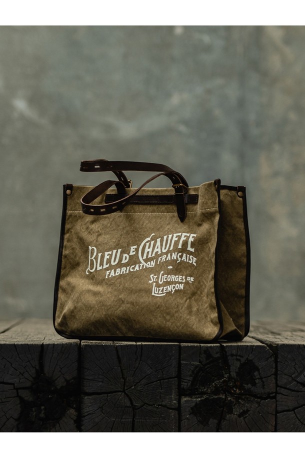 빈티지한 무드의 바자 토트백 - 누아르 블랙은 소가죽 소재의 미디엄 사이즈 토트백입니다. 사각 형태에 지퍼형 잠금 방식이며, 내부에 수납공간이 있어 일상 및 여행 시 유용하게 사용할 수 있습니다. 클래식한 로고 패턴이 돋보이는 이 토트백은 프랑스에서 제작되었습니다.
