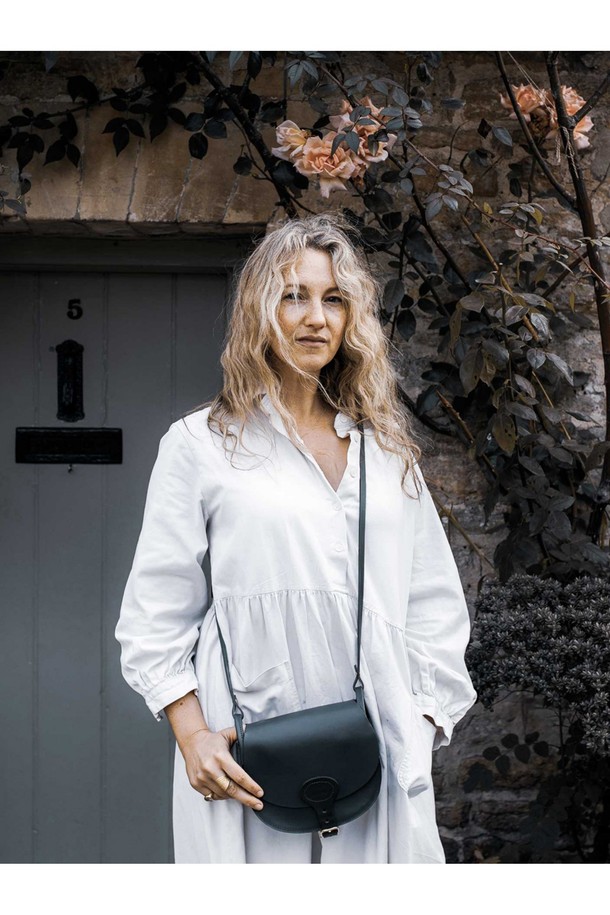 다이앤 새들백 M - 누아르 블랙은 출근룩, 비즈니스 캐주얼, 모임룩에 모두 잘 어울리는 남성용 새들백입니다. 클래식, 미니멀, 시크 스타일을 추구하는 남성에게 적합하며, 부드러운 소가죽 소재로 제작되어 고급스러운 질감을 선사합니다. 가방은 무지 패턴의 블랙 컬러에 버클 장식으로 포인트를 더했으며, 반원 형태의 디자인과 마그네틱형 잠금 방식으로 실용성을 높였습니다. 내부에는 분리 수납이 가능한 구조와 YKK 지퍼를 적용하여 수납력을 강화했으며, 식물성 태닝 가죽, 유기농 면 내부, 황동 하드웨어를 사용하여 섬세하게 제작되었습니다.
