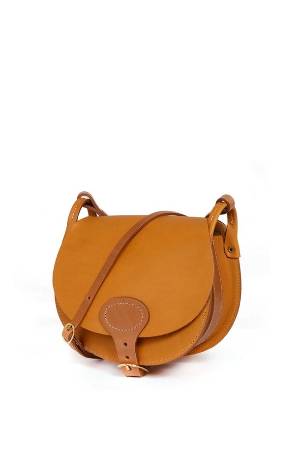 다이앤 새들백 M - 미엘은 클래식한 무드를 자아내는 남성용 새들백입니다. 블랙과 러스트 컬러로 출시되었으며, 식물성 태닝 처리된 풀그레인 소가죽 소재로 제작되어 자연스러운 가죽 질감을 느낄 수 있습니다. 내부에는 유기농 면을 사용하여 편안함을 더했으며, 황동 하드웨어와 YKK 지퍼, 수작업 마감으로 디테일을 높였습니다. 반원 형태의 디자인에 버클과 자수 장식이 포인트로, 출근룩, 비즈니스 캐주얼, 모임룩 등 다양한 TPO에 시크하고 미니멀한 스타일을 더해줍니다.
