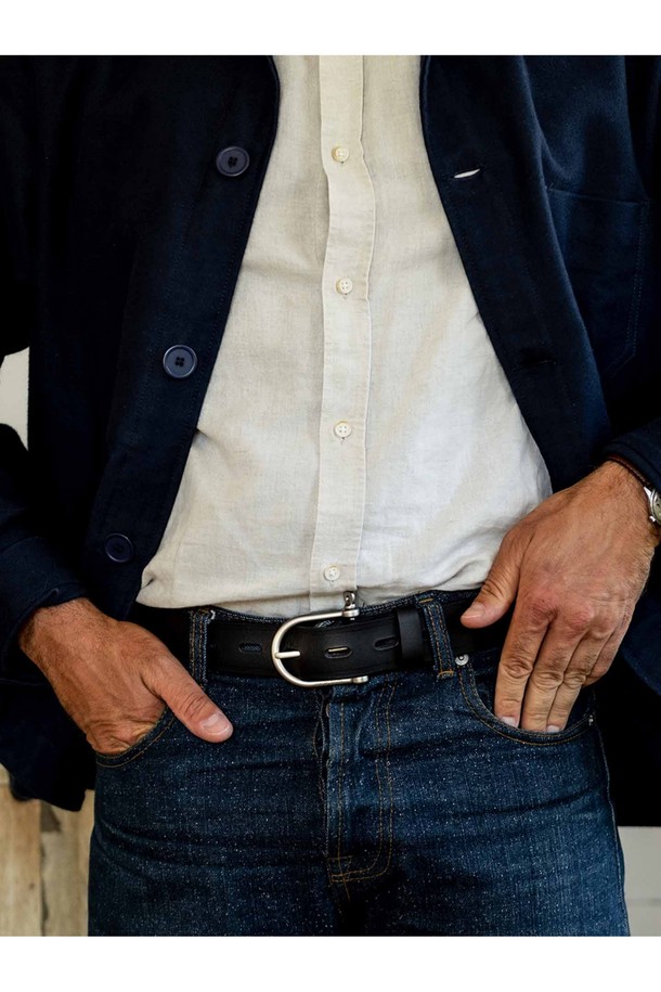 마닐 벨트 - 누아르 블랙은 프리미엄 천연 소가죽, 풀그레인 레더를 사용하여 수작업으로 제작되었습니다. 블랙 컬러에 로고 패턴, 버클과 로고 인그레이빙 디자인이 특징이며, M, L, XL 세 가지 사이즈로 제공됩니다. 시간이 지날수록 자연스러운 가죽 무늬와 고유의 파티나가 형성되어 더욱 멋스러운 스타일을 연출합니다.
