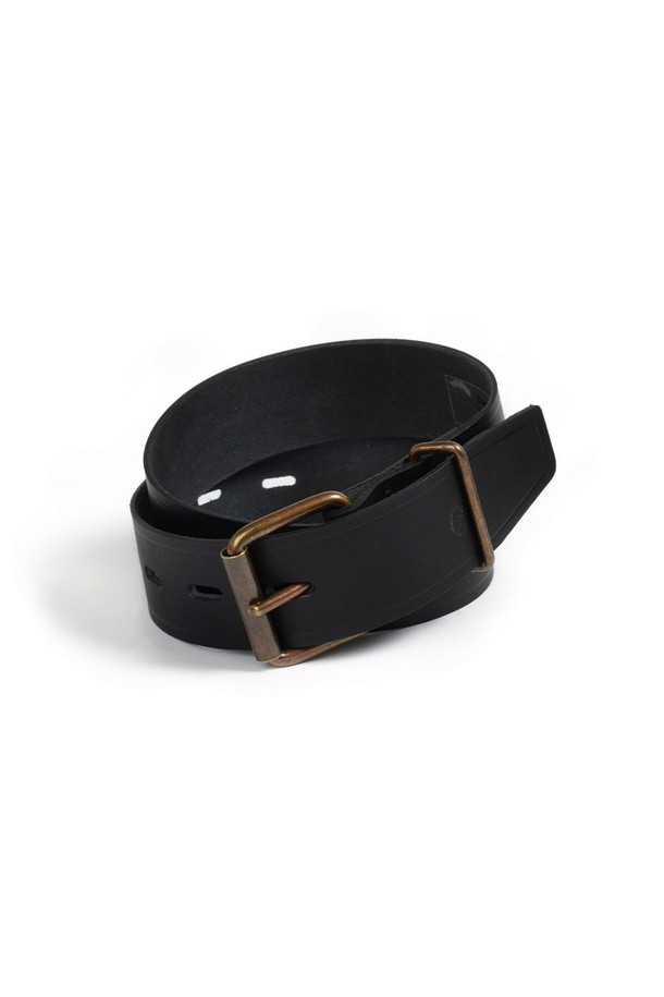 프레드 벨트 - 누아르 블랙은 식물성 태닝 처리된 풀그레인 소가죽으로 제작되어 뛰어난 내구성과 자연스러운 가죽 무늬를 자랑합니다. 빈티지 스타일 버클과 황동 하드웨어, 수작업으로 완성된 섬세함이 돋보이며, 시간이 지날수록 멋스러운 패티나가 더해져 특별한 가치를 선사합니다. M, L, XL 세 가지 사이즈로 제공되며, 블랙과 다크브라운 두 가지 컬러 옵션으로 만나볼 수 있습니다.
