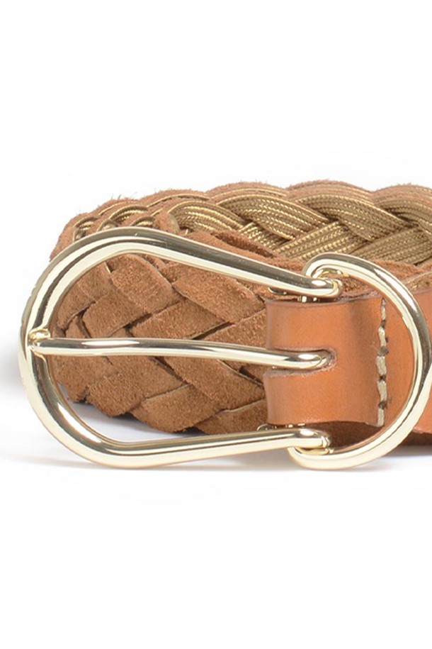 클레오 브레이디드 벨트는 풀그레인 소가죽을 사용하여 내구성이 뛰어나며, 경년 변화에 따른 자연스러운 멋을 느낄 수 있습니다. 카키, 꼬냑, 다크 브라운 색상으로 제공되며, 브레이디드 패턴과 유광 버클, 로고 각인이 클래식하고 빈티지한 스타일을 연출합니다. 구멍 없이 사이즈 조절이 가능한 버클형 여밈 방식으로 편리하게 착용할 수 있는 공용 벨트입니다.
