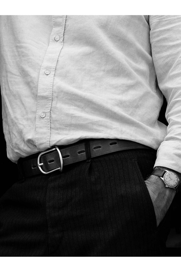 망셰트 벨트 30mm - 누아르 블랙은 남녀 공용으로 착용 가능한 클래식하고 미니멀한 디자인의 벨트입니다. 베지터블 풀그레인 소가죽 소재로 제작되어 부드러운 촉감과 두꺼운 두께감을 자랑하며, 버클형 잠금 방식으로 사이즈 조절이 용이합니다. 블랙 컬러에 무지 패턴으로 어떤 스타일에도 잘 어울리며, 황동 하드웨어와 수작업, 장인 사인이 더해져 고급스러움을 더합니다. 일상생활에서 폭넓게 활용할 수 있는, 소장 가치를 높이는 벨트입니다.
