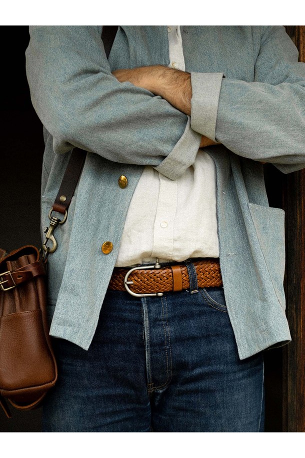 마닐 브레이디드 벨트 - 꼬냑은 식물성 태닝 처리된 풀그레인 소가죽으로 제작되어 빈티지한 멋을 자아냅니다. 브레이디드 패턴과 꼬냑 컬러가 세련된 조화를 이루며, 황동 하드웨어 버클과 로고 디테일이 고급스러움을 더합니다. 시간이 지날수록 자연스러운 파티나가 형성되어 더욱 멋스러운 스타일을 연출하며, 젖었을 때는 그늘에서 자연 건조하고 가죽 크림으로 관리하여 오래도록 사용할 수 있습니다.
