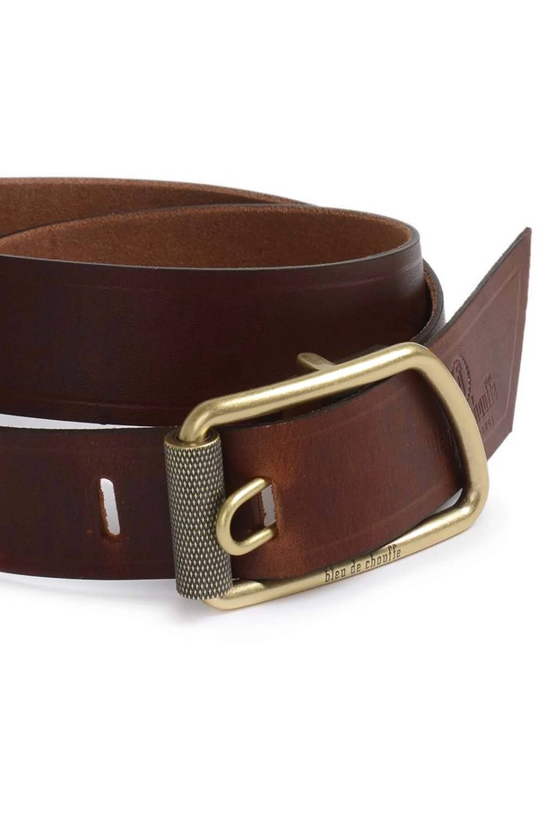 마일론 벨트 - 누아르 블랙은 식물성 태닝 처리된 풀그레인 소가죽으로 수작업 제작된 벨트입니다. 버클 잠금 방식과 로고 및 기요쉬 패턴 엠보싱이 특징이며, 장인의 서명과 황동 하드웨어, 자연스러운 가죽 무늬가 고급스러움을 더합니다. M, L, XL 세 가지 사이즈로 제공되며, 시간이 지날수록 파티나가 형성되어 더욱 멋스러운 연출이 가능하며, 정기적인 가죽 크림 관리를 권장합니다.
