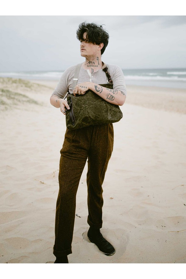 바스키아 크로스백 - 카키는 남성 고객을 위한 미디엄 사이즈의 사각 크로스백입니다. 캔버스와 가죽 소재를 사용하여 내구성과 고급스러움을 동시에 잡았으며, 무지 디자인에 카키 컬러로 미니멀, 클래식, 캐주얼 스타일을 연출하기 좋습니다. 지퍼, 스트랩 디테일과 함께 다수의 수납공간, 외부 및 내부 포켓, 조절 가능한 스트랩, 탈부착 가능한 내부 포켓, YKK Excella 지퍼를 적용하여 실용성을 높였습니다. 출근룩 또는 비즈니스 캐주얼에 활용하기 좋은 데일리 아이템입니다.
