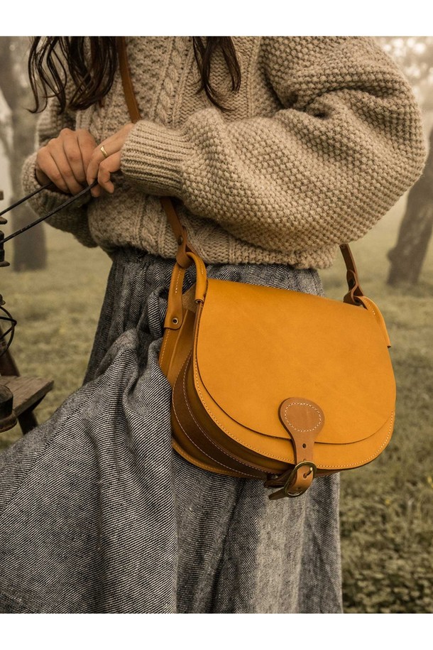 다이앤 새들백 L - 러스트는 클래식, 미니멀, 시크 스타일을 추구하는 여성 고객을 위한 라지 사이즈의 소가죽 새들백입니다. 러스트 컬러의 무지 디자인으로, 데이트룩, 쇼핑룩, 모임룩 등 다양한 TPO에 잘 어울립니다. 식물성 태닝 가죽과 유기농 면 내부, 황동 하드웨어, YKK 지퍼, 마그네틱형 잠금 방식으로 고급스러움을 더했습니다. 반원 모양의 가방은 사이즈 조절 및 손잡이 기능을 갖추었으며, 내부 분리 가능한 면 지퍼 포켓, 전면 및 후면 포켓, 7개의 지퍼 포켓, 2개의 접이식 포켓, 4개의 패치 포켓으로 수납력을 높였습니다. 수작업으로 제작된 모듈형 내부 구성은 실용성을 더합니다.
