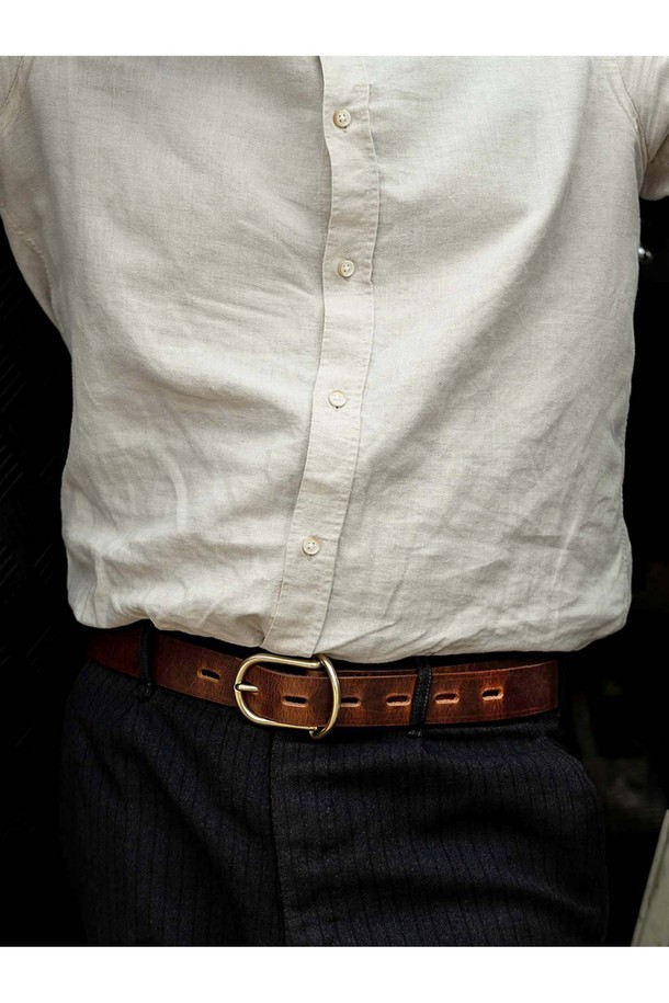 망셰트 벨트 30mm - 꼬냑은 식물성 태닝 처리된 풀그레인 소가죽으로 제작되어 빈티지하면서도 클래식한 무드를 자아냅니다. 꼬냑과 블랙 두 가지 색상으로 출시되었으며, 황동 하드웨어 버클과 로고 각인, 타원형 벨트 홀 디테일이 돋보입니다. 시간이 지날수록 자연스러운 파티나가 형성되어 더욱 멋스러운 스타일을 연출하며, 일상에서 폭넓게 활용할 수 있습니다.
