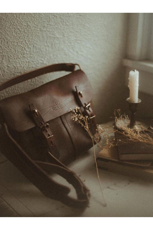 루이스 사첼백 - 쿠바 리브레는 베지터블 태닝 풀그레인 소가죽 소재의 미디엄 사이즈 여성용 사첼백입니다. "Cuba Libre"를 포함한 6가지 다채로운 컬러로 출시되었으며, 버클과 리벳 장식, YKK 지퍼, 황동 하드웨어로 고급스러움을 더했습니다. 7개의 지퍼 포켓, 2개의 폴딩 포켓, 4개의 패치 포켓을 갖춘 다중 수납공간과 모듈러 시스템 호환 기능을 통해 실용성을 높였으며, 버클형 및 버튼형 잠금 방식으로 내용물을 안전하게 보호합니다.
