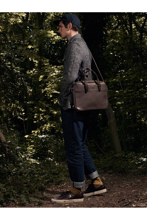 폴더 브리프케이스 - 마린 블루는 남성 고객을 위해 디자인된 미디엄 사이즈의 브리프케이스입니다. 소가죽, 천연 필트, 유기농 코튼 소재를 사용하여 부드러운 촉감과 두꺼운 두께감을 자랑합니다. 무지 패턴의 마린 블루 컬러는 클래식, 미니멀, 시크 스타일을 선호하는 분들에게 적합하며, 외부 포켓 2개, 내부 필트 슬리브, 탈부착 가능 어깨 스트랩, 내부 코튼 지퍼 포켓 등 다양한 수납 기능을 제공합니다. 지퍼와 마그넷 버튼, 황동 부자재로 포인트를 주었으며, 노트북 수납, 캐리어 홀더 기능을 갖춰 비즈니스, 출장, 여행 시 활용하기 좋습니다.
