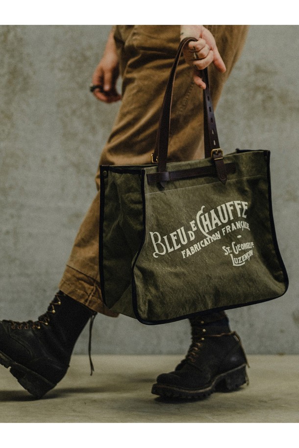 바자 토트백 - 카멜은 소가죽과 캔버스 소재의 미디엄 사이즈 토트백입니다. 남녀 모두 사용 가능하며, 스냅 버튼으로 잠글 수 있는 사각 형태에 로고와 무지 패턴이 적용되었고, 생활 방수 기능이 있습니다. 내부 탈부착 포켓, 모듈형 시스템, YKK 지퍼, 황동 부자재, 풀그레인 가죽, 수작업 제작, 내구성 강화 등의 특징을 갖추어 일상과 여행 모두에 어울리는 클래식하고 캐주얼한 스타일을 연출합니다.
