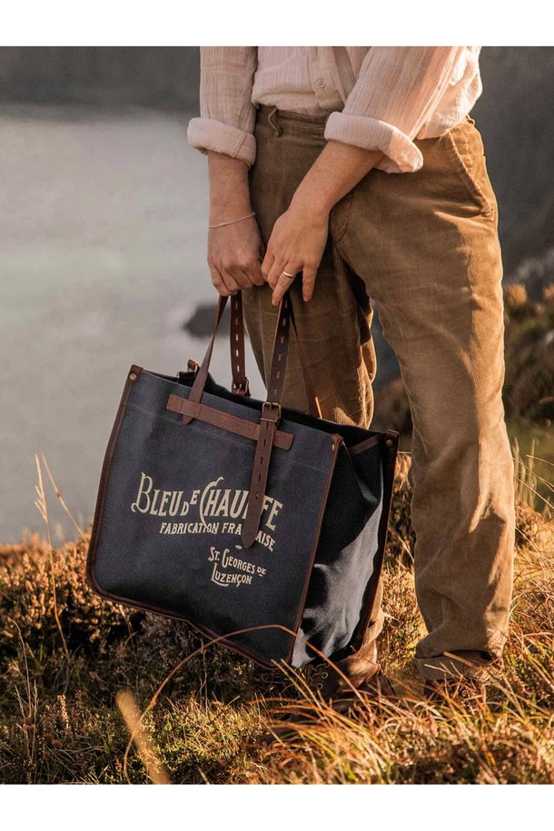 **바자 토트백 - 카키**

남성용 라지 사이즈 토트백으로, 캔버스, 소가죽, 면 소재를 사용하여 튼튼하고 고급스러운 외관을 자랑합니다. 카키, 블랙, 네이비, 아몬드 4가지 색상으로 출시되었으며, 가죽 디테일과 브라스 하드웨어 장식이 돋보입니다. 17인치 노트북 수납이 가능하며 방수 기능과 다양한 수납공간, 탈부착 가능한 내부 포켓을 갖춰 일상, 비즈니스, 여행 등 다용도로 활용할 수 있습니다.
