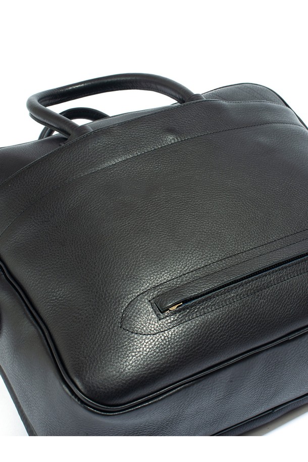 제포 듀오 브리프케이스 - 누아르 블랙은 남성을 위한 미디엄 사이즈 브리프케이스입니다. 소가죽, 펠트, 면, 캔버스, 황동 소재로 제작되었으며, 무지 패턴에 버클 디자인 장식이 돋보입니다. 15인치 노트북 수납이 가능하며, 2개의 메인 수납공간, 외부 앞뒤 포켓, 탈부착 가능한 펠트 노트북 슬리브, 면 내부 포켓, 어깨 스트랩, YKK Excella 지퍼를 갖춘 실용적인 제품입니다.
