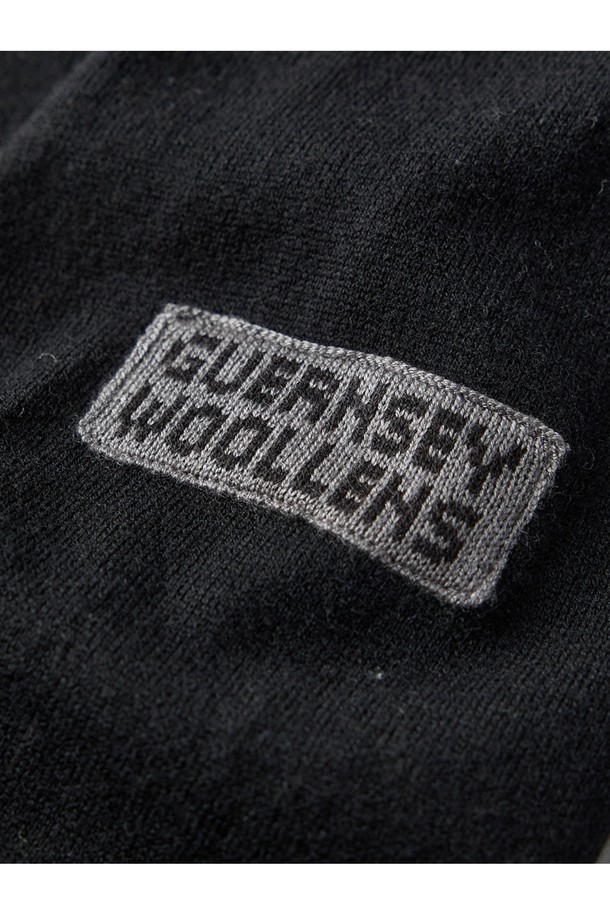 슈퍼 파인 메리노울 라운드넥 가디건 - 블랙은 겨울 데일리룩과 미니멀 스타일에 완벽하게 어울리는 가디건입니다. 슈퍼 파인 메리노 울 100% 소재로 제작되어 부드러운 촉감과 뛰어난 보온, 통기성을 자랑합니다. 14G 고밀도 니팅과 링킹 기법을 사용하여 견고하며, 세탁 후에도 형태가 유지됩니다. 라운드넥 디자인과 레귤러핏으로 편안한 착용감을 제공하며, 손가락 구멍 디테일이 특징입니다. 블랙 컬러의 무지 가디건으로 클래식하고 베이직한 스타일을 연출하기 좋습니다.
