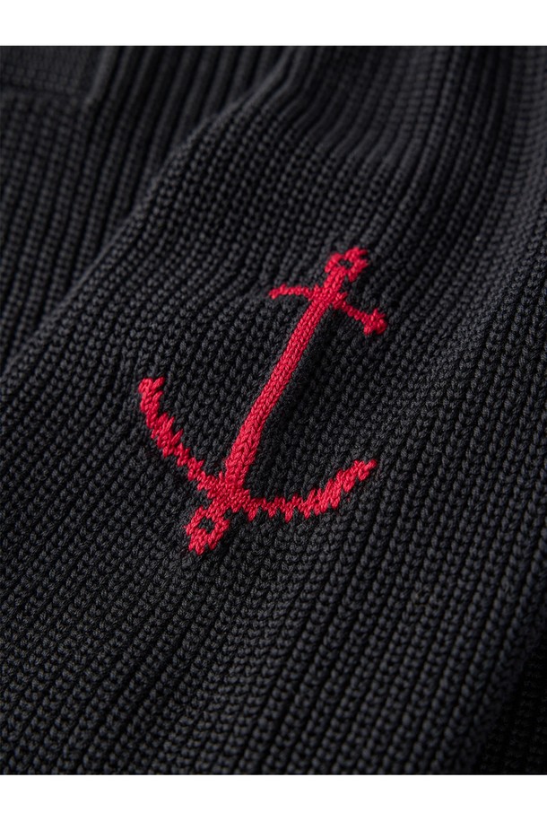 머서라이즈 코튼 새들 카라 니트 - 블랙은 부드럽고 매끄러운 촉감이 특징인 상의 니트입니다. 머서라이즈 코튼 소재로 제작되어 은은한 광택이 흐르며, 굵은 골의 변형 리브 조직이 돋보입니다. 레귤러핏으로 제작되었으며, 봄, 가을에 적합한 긴소매 니트입니다. 새들 카라 디자인과 앵커 패턴이 클래식하면서도 베이직한 스타일을 연출하며, 데이트룩, 카페룩에 매치하기 좋습니다. 왼쪽 소매의 앵커 포인트 디테일이 돋보이는, 미니멀하고 캐주얼한 스타일의 니트입니다.
