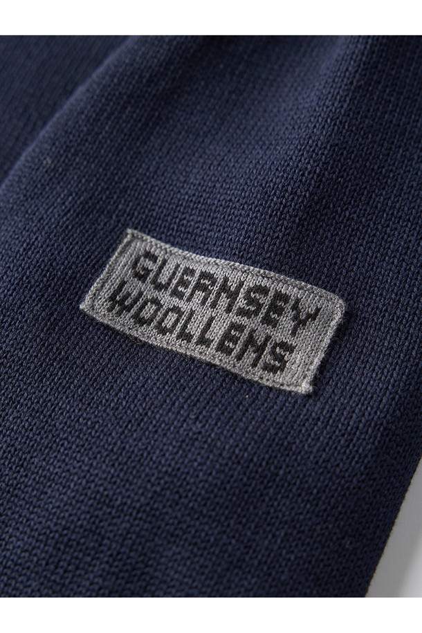 머서라이즈 코튼 카라 니트 - 네이비는 부드러운 촉감과 실키한 광택을 자랑하는 머서라이즈드 코튼 소재의 니트입니다. 봄, 가을에 착용하기 좋으며, 중간 두께감으로 보온성과 통기성을 갖췄습니다. 베이직하고 클래식한 스타일로 출근룩, 비즈니스 캐주얼, 데이트룩 등 다양한 TPO에 활용 가능합니다. 레귤러핏에 카라넥 디자인, 골지 패턴과 긴 소매가 특징이며, 필링 및 수축 저항성을 높였습니다. 완전 패셔닝 구조와 패치 디테일로 완성도를 높인, 미니멀하고 클래식한 무드의 니트입니다.
