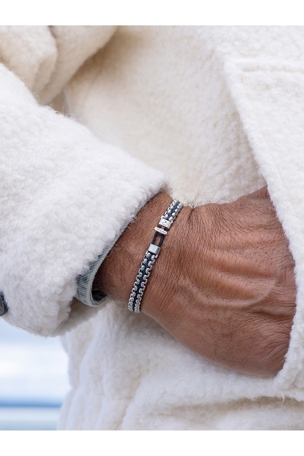 카테나 베니션 7 팔찌 - 네이비X실버는 일상 및 산책, 여행 스타일에 맞춰 착용하기 좋은 팔찌입니다. 고강도 선박 로프와 316L 스테인리스 스틸 소재로 제작되어 뛰어난 내구성과 내식성, 내부식성을 자랑합니다. 네이비와 실버 컬러 조합이 세련된 느낌을 주며, 손바느질, 매듭법, 레이저 각인 기법으로 섬세하게 완성되었습니다. 돼지와 닭 모티프 디자인이 독특하며, 이음새 없는 마감과 뛰어난 착용감, 레이어드 스타일 연출이 가능합니다. 칼로 쉽게 절단되지 않고 해수, 염분, 산성 환경에서도 부식되지 않아 오랫동안 변함없이 착용할 수 있습니다.
