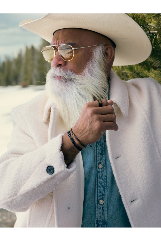 카테나 베니션 7 팔찌 - 블랙X블랙은 캐주얼, 미니멀, 클래식 스타일을 추구하는 분들을 위한 팔찌입니다. 해양용 로프와 316L 스테인리스스틸 소재를 사용하여 내구성이 뛰어나며, 염수 및 산성 환경에도 강합니다. 블랙 컬러의 브레이드(땋은) 패턴과 레이저 각인 디자인으로 포인트를 주어 일상, 산책룩, 여행룩 등 다양한 TPO에 매치하기 좋습니다. 클립형 잠금 방식으로 착용이 간편하며, 수작업으로 제작되어 섬세함을 더했습니다. 특히 색상 유지력이 우수하여 오랫동안 변함없는 스타일을 연출할 수 있습니다.
