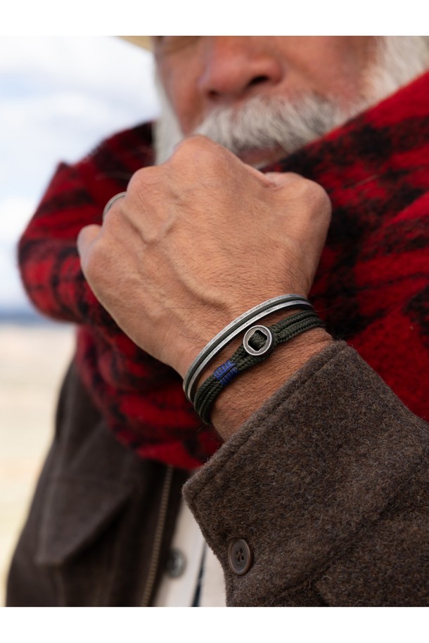 돈디노 팔찌 - 아미X빈티지 제품은 해양용 로프와 스테인리스 스틸 소재를 사용하여 제작된 공용 팔찌입니다. "Army x Vintage" 색상을 포함하여 총 7가지의 다양한 컬러 옵션을 제공하며, 더블 슬림 라운드 로프 디자인과 12mm 원형 버튼, 레이저 각인, 100% 수작업 스티치가 특징입니다. 뛰어난 내구성과 내부식성을 갖췄으며, 가볍고 위생적인 착용감을 선사합니다. 일상생활뿐만 아니라 해양 스포츠 활동 시에도 착용할 수 있으며, 땀에 의한 변색 없이 레이어드하여 스타일 연출이 가능합니다. 캐주얼, 미니멀, 클래식 스타일을 즐기는 분들께 추천합니다.
