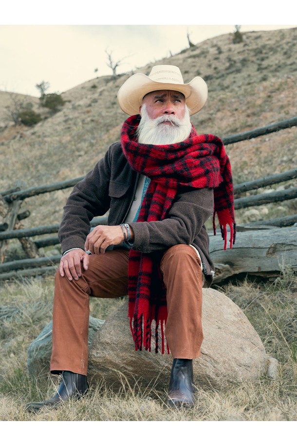 돈디노 팔찌 - 아크틱블루X슬레이트그레이X실버는 캐주얼, 미니멀, 클래식 스타일에 잘 어울리는 남녀 공용 팔찌입니다. 고강도 선박 로프와 316L 스테인리스 스틸 소재를 사용하여 내구성과 내식성, 내부식성이 뛰어나며, 100% 수작업 손바느질로 제작되어 이음새 없는 마감 디테일을 자랑합니다. 아크틱블루, 슬레이트그레이, 실버 컬러 조합은 시원하면서도 세련된 느낌을 주며, 레이저 각인 디자인 장식이 포인트입니다. 동네 마실룩, 여행룩, 휴가룩 등 다양한 TPO에 매치하여 개성 있는 스타일을 연출할 수 있으며, 시간이 흐를수록 편안해지는 착용감과 오랫동안 변색되지 않는 색감을 경험할 수 있습니다.
