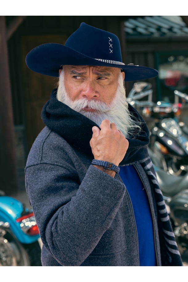 고저스 조지 팔찌는 네이비, 슬레이트그레이, 블랙 3가지 색상의 마린로프와 스테인리스 스틸 소재로 제작된 공용 팔찌입니다. 일상, 여행룩, 휴가룩 등 다양한 TPO에 활용 가능하며, 캐주얼, 미니멀, 클래식 스타일을 아우르는 디자인입니다. 팔찌에는 레이저 각인과 돼지, 닭 모티프 장식이 돋보이며, 수작업 스티치 및 매듭 마감으로 견고함을 더했습니다. 방수, 내구성, 내식성이 뛰어나며, 해수 저항성과 절단 저항성을 갖춰 오랫동안 변함없이 착용할 수 있습니다. 착용할수록 편안해지는 것이 특징이며, 녹슬지 않는 하드웨어와 우든 케이스 포장으로 고급스러움을 더했습니다.
