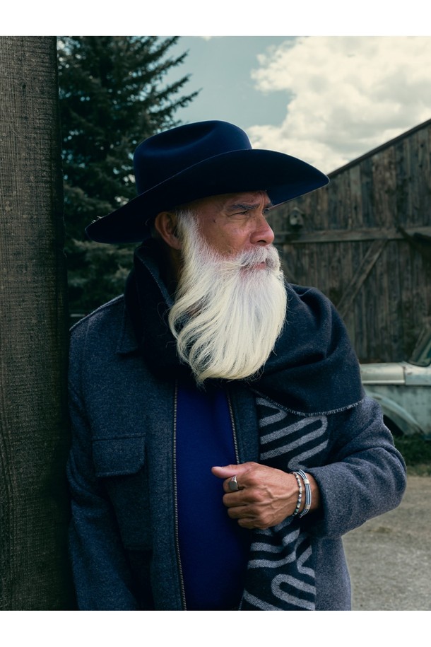 더블 리틀 루이스 팔찌는 슬레이트그레이, 아틱블루, 실버 컬러 조합의 팔찌입니다. 4mm 라운드 로프 디자인으로, 미니멀하고 모던한 스타일을 연출하며 휴가룩과 여행룩에 잘 어울립니다. 내구성이 뛰어나고 방수 기능이 있으며, 녹슬 염려 없이 해양 스포츠를 즐길 수 있습니다. 100% 수작업으로 제작되었으며, 땀에 의한 변색 없이 오랫동안 착용할 수 있습니다. 레이어드하여 더욱 개성 있는 스타일을 완성할 수 있습니다.
