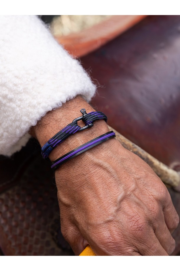 비셔스 빅 팔찌 - 블랙X로얄퍼플X블랙은 캐주얼, 스포티, 미니멀 스타일을 선호하는 남녀 모두에게 어울리는 팔찌입니다. 블랙과 로얄퍼플 컬러 조합으로 시크하면서도 세련된 느낌을 줍니다. 316L 스테인리스 스틸과 7mm 선박용 로프를 사용하여 뛰어난 내구성과 내식성을 자랑하며, 방수 기능으로 해양 스포츠 활동에도 적합합니다. 레이저 각인과 수작업 매듭 디테일이 돋보이며, 단독 또는 레이어드 착용으로 다양한 스타일 연출이 가능합니다. 휴가룩, 여행룩에 포인트를 더해보세요.
