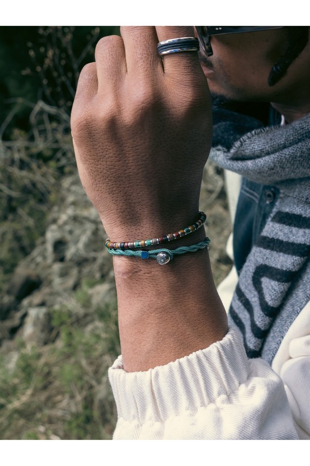 브론타이드 4 팔찌 - 나라X실버는 미니멀한 디자인과 견고한 내구성을 자랑하는 팔찌입니다. 4mm 두께의 선박 로프와 316L 스테인리스 스틸 소재를 사용하여 해양 스포츠를 포함한 일상생활에서 자유롭게 착용할 수 있습니다. 천둥번개 모티브와 슬라이더, 레이저 각인 디자인은 스타일리시한 포인트를 더하며, 나라X실버를 포함한 5가지 다채로운 컬러 옵션을 제공합니다. 녹슬지 않고, 염분에 강하며, 변색 없는 특징으로 오랫동안 변함없이 사용할 수 있으며, 방수 기능과 사이즈 조절 기능으로 실용성을 높였습니다. 휴가룩, 캐주얼, 리조트룩 등 다양한 스타일에 단품 또는 레이어드하여 개성 있는 연출이 가능합니다.
