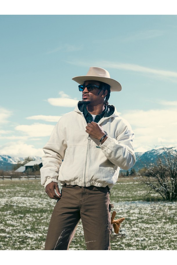 브론타이드 4 팔찌 - 아스카X실버는 캐주얼, 미니멀, 리조트 스타일을 아우르는 팔찌입니다. 실버, 블루, 브라운 세 가지 컬러로 출시되었으며, 스테인리스 스틸과 로프 소재로 제작되어 내구성이 뛰어나고 땀에 의한 변색 걱정이 없습니다. 4mm 두께의 로프와 비접촉 이음새 마감으로 섬세함을 더했으며, S, M, L 세 가지 사이즈로 제공됩니다. 레이저 각인 디자인과 100% 수작업으로 완성되었으며, 방수, 내식성, 사이즈 조절 기능을 갖춰 일상 및 해양 스포츠 활동에 적합합니다. 휴가룩에 포인트를 더해줄 아이템으로, 레이어드 착용도 가능합니다.
