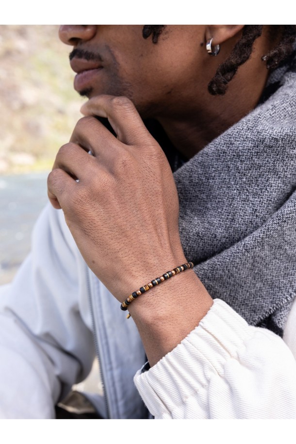 브론타이드 4 팔찌 - 타카야마X골드

스타일리시함과 실용성을 겸비한 브론타이드 4 팔찌입니다. 타카야마와 골드 컬러 조합으로 세련된 멋을 더하며, 일상, 휴가, 여행 등 다양한 TPO에 활용 가능합니다. 내구성이 뛰어난 로프와 부식 방지 기능의 스테인리스 스틸 소재를 사용하여 해양 스포츠에도 적합합니다. 슬라이더 조절형으로 사이즈를 자유롭게 조절할 수 있으며, 심플한 디자인에 레이저 각인 디테일이 더해져 미니멀, 캐주얼, 리조트룩에 포인트를 더합니다. 방수 기능으로 물놀이 시에도 걱정 없이 착용할 수 있으며, 레이어드 연출도 용이합니다.
