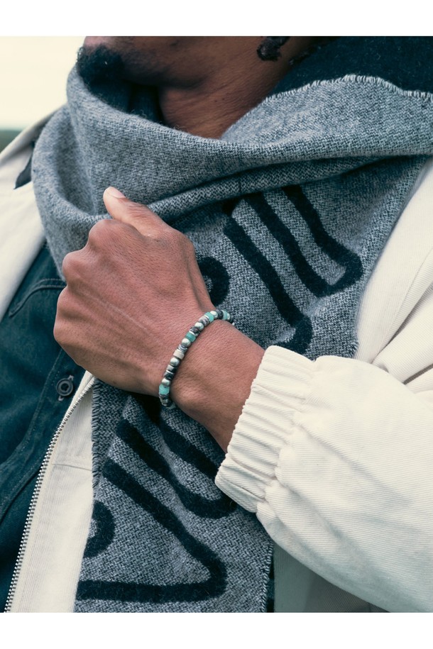 브론타이드(Brontide) 6 팔찌 - 하코다테X실버는 캐주얼, 미니멀, 클래식 스타일을 추구하는 남녀 모두를 위한 팔찌입니다. 해수 및 염분에 강한 316L 스테인리스스틸 소재와 고강도 마린로프를 사용하여 일상, 휴가, 여행 등 다양한 TPO에 착용하기 좋습니다. 6mm 두께의 브레이드(Braid) 패턴에 하코다테 컬러와 실버 컬러가 조화롭게 어우러지며, 레이저 각인과 매듭 디테일이 디자인의 완성도를 높입니다. 방수 및 내식 기능을 갖춰 땀에 변색될 걱정 없이 오랫동안 사용할 수 있으며, S, M, L 세 가지 사이즈로 출시됩니다. 프리미엄 우드 케이스에 담겨 제공되어 소중한 사람에게 선물하기에도 좋습니다.
