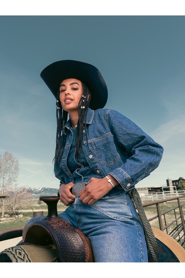 **빌리 팔찌 - 아크틱블루X실버**는 여성 고객을 위한 팔찌로, 미니멀, 리조트, 클래식 스타일을 추구하는 분들께 추천합니다. 아크틱블루 컬러의 고강도 선박용 로프와 실버 컬러의 스테인리스 스틸 소재가 조화롭게 어우러져 내구성과 내식성이 뛰어납니다. 자물쇠 모양의 클래스프와 레이저 각인 디테일이 돋보이며, 손바느질 마감으로 섬세함을 더했습니다. 방수 기능과 바닷물, 염분에 강해 휴가룩, 리조트룩, 여행룩에 포인트 아이템으로 활용하기 좋습니다. 레이어드하여 더욱 다채로운 스타일을 연출할 수 있습니다.
