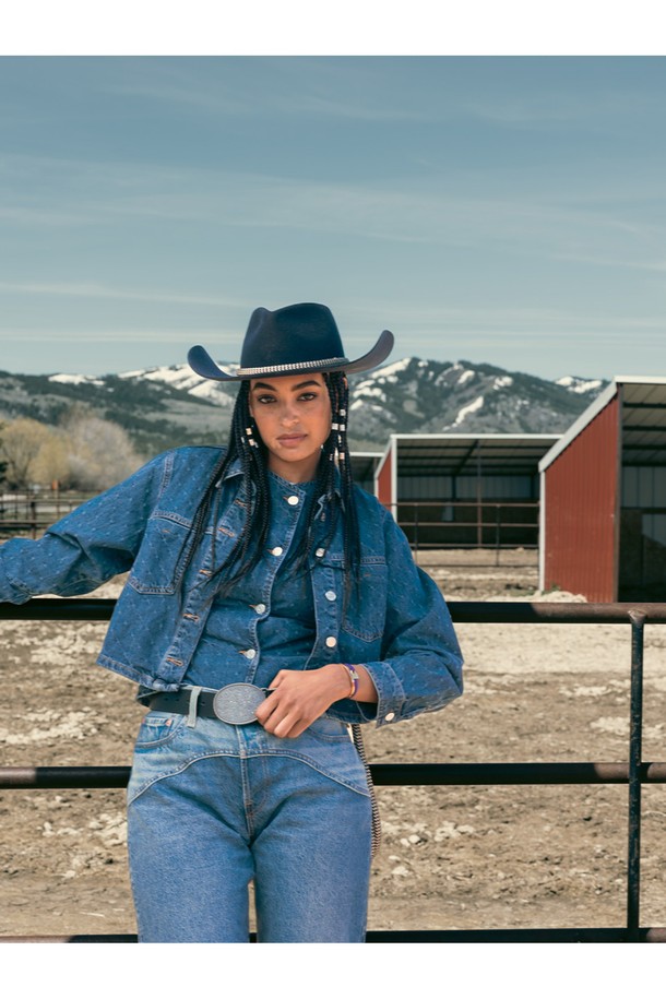 (여성) 빌리 팔찌 - 로얄퍼플X골드는 모던한 스타일을 연출하는 여성용 팔찌입니다. 로얄퍼플과 골드 컬러의 조화가 세련된 분위기를 자아내며, 316L 스테인리스 스틸과 선박 로프 소재로 제작되어 방수 기능과 부식 방지 기능을 갖춰 일상생활에서 편안하게 착용할 수 있습니다. 견고한 수작업으로 제작되어 바닷물에도 강하며, 미니멀, 클래식, 캐주얼 스타일의 의상에 잘 어울립니다. 휴가룩이나 여행룩에 레이어드하여 스타일리시하게 연출할 수 있으며, 두 개 이상의 제품을 함께 착용하는 것을 권장합니다.
