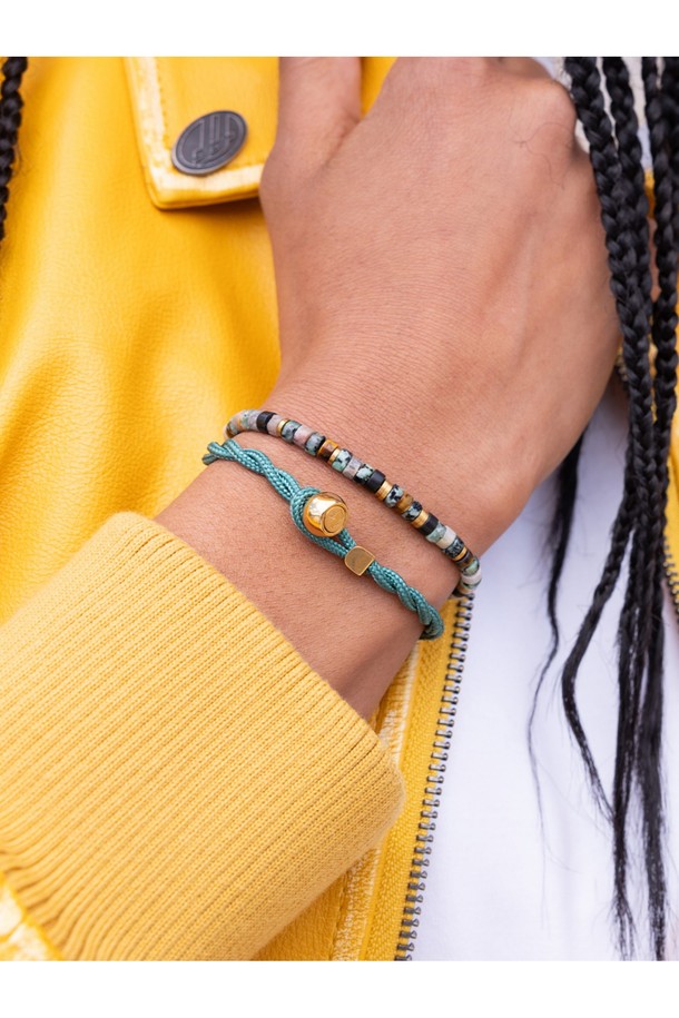 여성용 브론타이드 4(Brontide 4) 팔찌는 코센차(Cosecha)와 골드 컬러 조합으로 세련된 디자인을 자랑합니다. 해양 로프와 316L 스테인리스 스틸 소재를 사용하여 뛰어난 내구성과 방수 기능을 갖췄습니다. 브레이드 패턴의 팔찌는 수작업 매듭으로 섬세하게 제작되었으며, 레이저 각인 디테일이 돋보입니다. 조절 가능한 사이즈로 편안한 착용감을 제공하며, 내부식성과 내산성, 뛰어난 색상 유지력으로 오랫동안 변함없는 아름다움을 유지합니다. 여행, 휴가, 리조트룩에 잘 어울리는 클래식, 미니멀, 리조트 스타일의 팔찌입니다.
