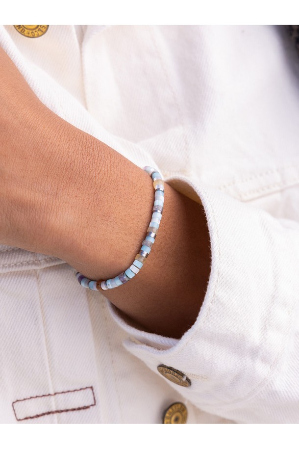 **(여성) 브론타이드 4 팔찌 - 살레르노X실버**는 해양용 로프와 316L 스테인리스 스틸 소재로 제작된 여성용 팔찌입니다. 브레이드 패턴과 매듭 디테일이 돋보이며, 방수 및 내식성이 뛰어납니다. 살레르노와 실버 컬러 조합이 세련된 느낌을 주며, 돼지와 닭 심볼 레이저 각인으로 유니크함을 더했습니다. 원 사이즈로 조절 가능하며, 수작업 스티치로 섬세함을 살렸습니다. 캐주얼, 미니멀, 클래식 스타일의 여행룩, 휴가룩, 산책룩에 잘 어울리는 팔찌입니다.
