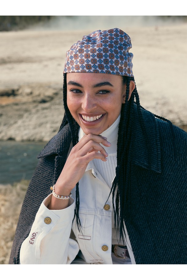 **브론타이드 4 팔찌 - 바리X골드**는 여성스러운 스타일을 완성해 줄 팔찌입니다.  4mm 두께의 로프와 스테인리스스틸 소재가 조화롭게 어우러져, 미니멀하면서도 세련된 디자인을 연출합니다.  골드와 멀티컬러의 조합은 데이트룩, 카페룩 등 다양한 TPO에  캐주얼, 미니멀, 클래식 스타일을 더해줍니다.  심플한 디자인에 보석, 참 장식을 더해 포인트를 주었으며, 원사이즈로 사이즈 조절이 가능합니다.  단독 또는 레이어드하여 개성 있는 스타일링을 즐겨보세요.
