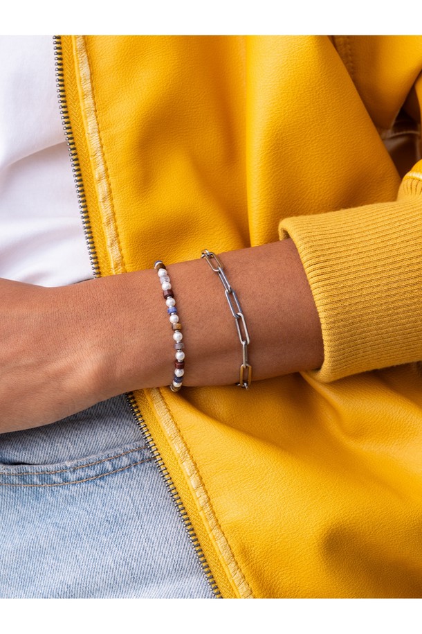 (여성) 브론타이드 4 팔찌 - 제노바X실버는 여행, 휴가, 리조트룩에 잘 어울리는 팔찌입니다. 클래식, 미니멀, 리조트 스타일을 모두 아우르며, 316L 등급 스테인리스 스틸과 선박 로프를 사용하여 제작되었습니다. 제노바 컬러와 실버 컬러의 조화가 세련된 느낌을 주며, 내식성과 내구성이 뛰어나 해수, 염분, 산성 환경에서도 변색되거나 부식되지 않습니다. 레이저 각인, 수작업 손바느질 및 매듭 디테일로 섬세함을 더했으며, ONE SIZE로 편안하게 착용 가능하며 레이어드 스타일링에도 용이합니다.
