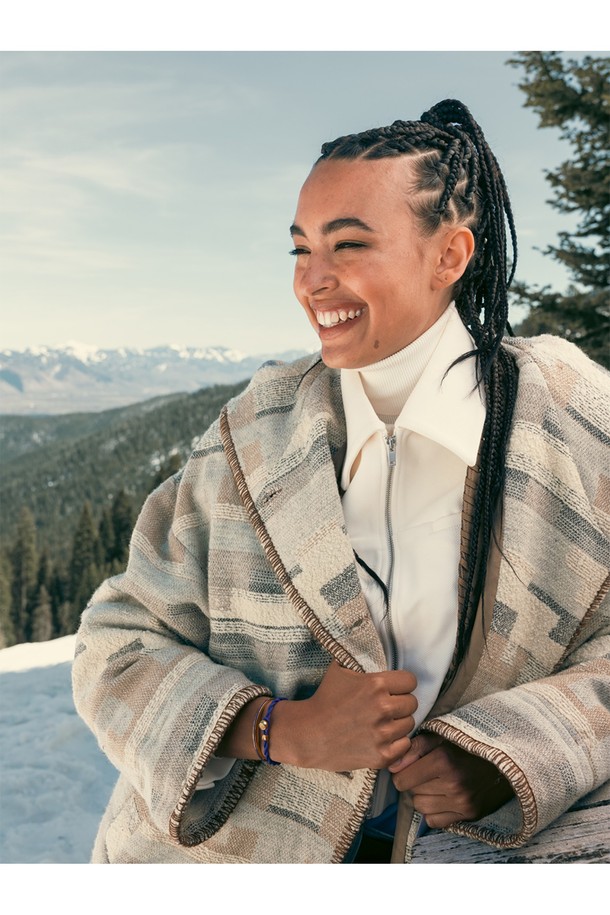 세련된 여성용 팔찌, "이지 에드 팔찌 - 로얄퍼플X골드"입니다. 로얄퍼플과 골드 컬러의 조화가 돋보이며, 데이트룩, 여행룩 등 다양한 TPO에 잘 어울립니다. 스테인리스 스틸과 마린 로프 소재를 사용하여 내구성이 뛰어나며, 방수 및 내식성 기능을 갖춰 일상생활에서 편안하게 착용할 수 있습니다. 3mm 두께의 꼬임 로프와 9mm D-shackle 연결, 수작업 스티치, 레이저 각인 디테일이 미니멀, 캐주얼, 클래식 스타일을 완성합니다. 레이어드하여 더욱 개성 있는 연출도 가능합니다.
