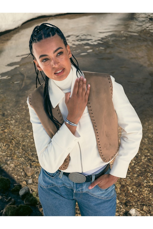 세련된 여성용 팔찌, "이지 에드" 아크틱블루X실버를 소개합니다. 3mm 두께의 꼬임 로프와 9mm 섀클 연결이 특징이며, 316L 스테인리스 스틸 소재로 제작되어 내구성이 뛰어납니다. 미니멀하고 클래식한 디자인으로 데이트룩, 모임룩 등 다양한 TPO에 잘 어울리며, 다른 팔찌와 레이어링하여 스타일링할 수 있습니다.
