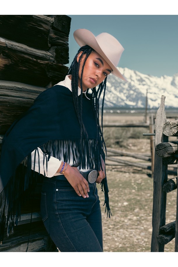 (여성) 프랭키 팔찌 - 로얄퍼플, 아크틱블루, 골드는 당신의 스타일에 세련됨을 더해줄 팔찌입니다. 로얄퍼플, 아크틱블루, 골드 컬러 조합이 돋보이며, 미니멀, 클래식, 캐주얼 스타일을 즐겨 입는 여성분들께 추천합니다. 부식 방지 기능과 내구성을 갖춘 스테인리스 스틸과 플랫 로프 소재로 제작되어 오랫동안 변함없이 착용할 수 있습니다. 플랫 로프 디자인과 로프 너비 5mm의 사이즈로 제작되어 데이트룩, 카페룩, 여행룩 등 다양한 TPO에 매치하기 좋습니다. 견고한 제작과 말끔한 외관 유지를 통해 당신의 팔목을 더욱 돋보이게 해보세요.
