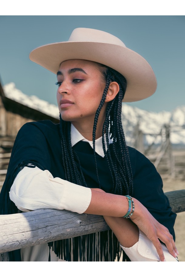 (여성) 프랭키 팔찌 - 파티나그린X골드는 데이트룩에 어울리는 미니멀, 클래식, 캐주얼 스타일의 팔찌입니다. 파티나그린과 골드 컬러 조합이 돋보이며, 5mm 두께의 플랫 로프 디자인에 수작업 매듭 디테일을 더했습니다. 내구성이 뛰어나고 방수 및 내식 기능을 갖춘 스테인리스스틸과 로프 소재로 제작되어 일상에서 편안하게 착용할 수 있습니다. 팔찌 안쪽에는 레이저 각인 장식이 있으며, 다른 팔찌와 함께 레이어드하여 개성 있는 스타일을 연출할 수도 있습니다. 사이즈는 S입니다.
