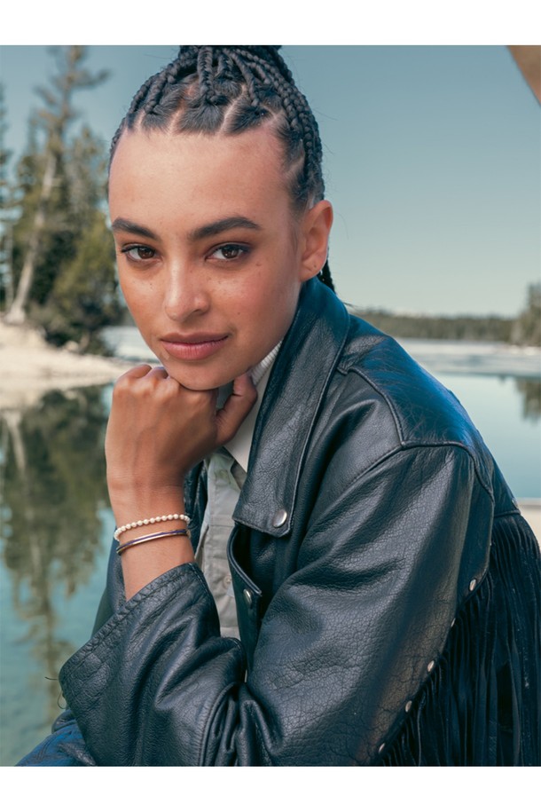 마야 루 팔찌 - 로얄퍼플X골드는 여성용 팔찌로, 미니멀하고 클래식한 스타일을 자랑합니다. 로얄퍼플과 골드 컬러의 조화가 세련된 느낌을 주며, 스테인리스 스틸과 라운드 로프 소재로 제작되어 내구성과 내식성이 뛰어납니다. 커프형 스타일로 디자인되었으며, 수작업 손바느질과 매듭 디테일이 섬세함을 더합니다. 이음새 없는 마감과 레이어드 착용이 가능하며, S 사이즈로 제작되었습니다.
