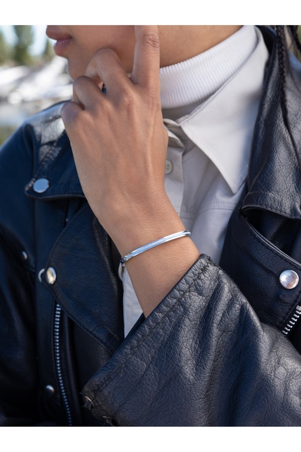 마야 루 팔찌 - 아크틱블루X실버는 여성용 팔찌로, 미니멀하고 캐주얼한 스타일을 연출합니다. 아크틱블루 컬러의 로프와 실버 컬러의 스테인리스 스틸의 조화가 돋보이며, 커프 스타일 디자인으로 제작되었습니다. 316L 스테인리스 스틸과 마린급 로프를 사용하여 방수 및 내식성이 뛰어나며, 수작업 스티치와 보이지 않는 이음새 마감으로 고급스러움을 더했습니다. 팔찌에는 레이저 각인으로 포인트를 주어 독특한 디자인을 완성했습니다. 일상생활에서 착용하기 좋은 팔찌입니다.
