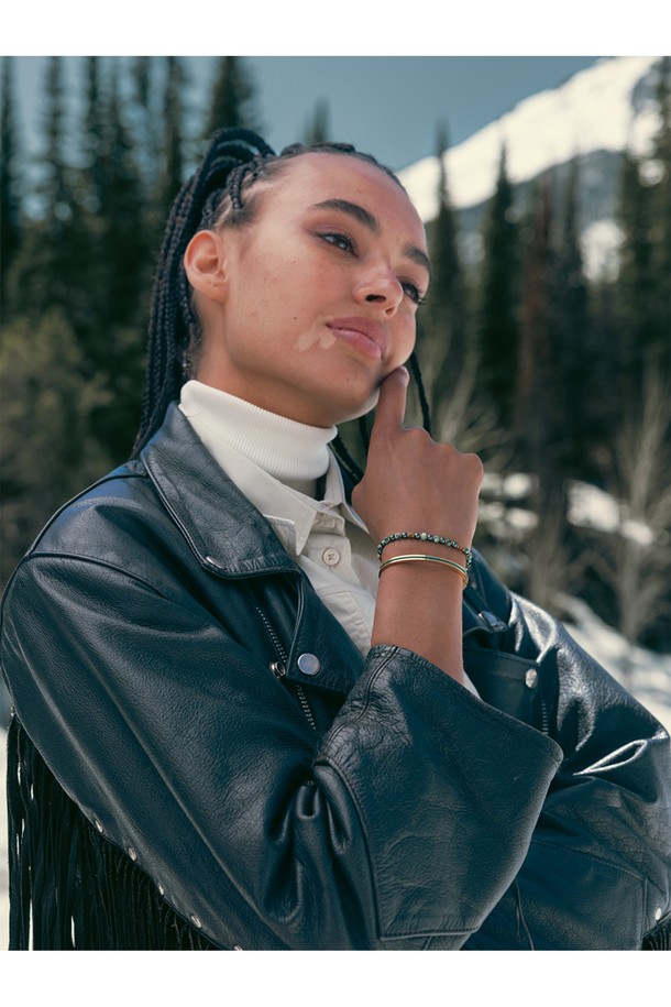 여성스러운 감각을 더해줄 마야 루 팔찌 - 파티나그린X골드입니다. 파티나그린과 골드 컬러 조합이 세련된 조화를 이루며, 스테인리스 스틸과 마린 로프 소재로 제작되어 내구성과 방수 기능을 갖췄습니다. 로프 패턴 디자인과 수작업 스티치 디테일이 돋보이며, 커프 스타일로 편안하게 착용할 수 있습니다. 클래식, 미니멀, 캐주얼 등 어떤 스타일에도 잘 어울리며, 휴가룩, 여행룩에 포인트 아이템으로 활용하기 좋습니다. 레이어드하여 개성 있는 스타일을 연출해보세요.
